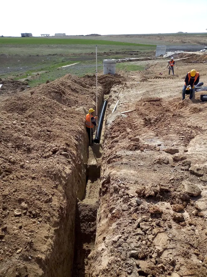 Açık hendekte kanalizasyon borusu ve rögar montajı saha görüntüsü