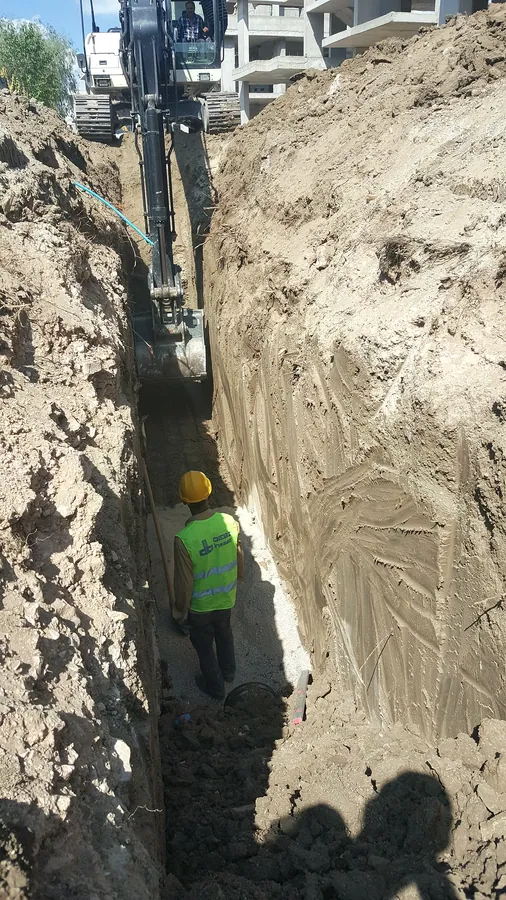 Kepçe ve kazı çalışması sırasında derin hendek altyapı düzenlemesi