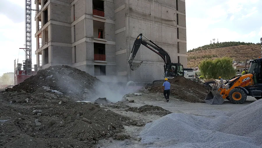 Kepçe ile kazı ve saha düzenleme çalışması